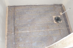 Heated bathroom floor with Floorizwarm cables